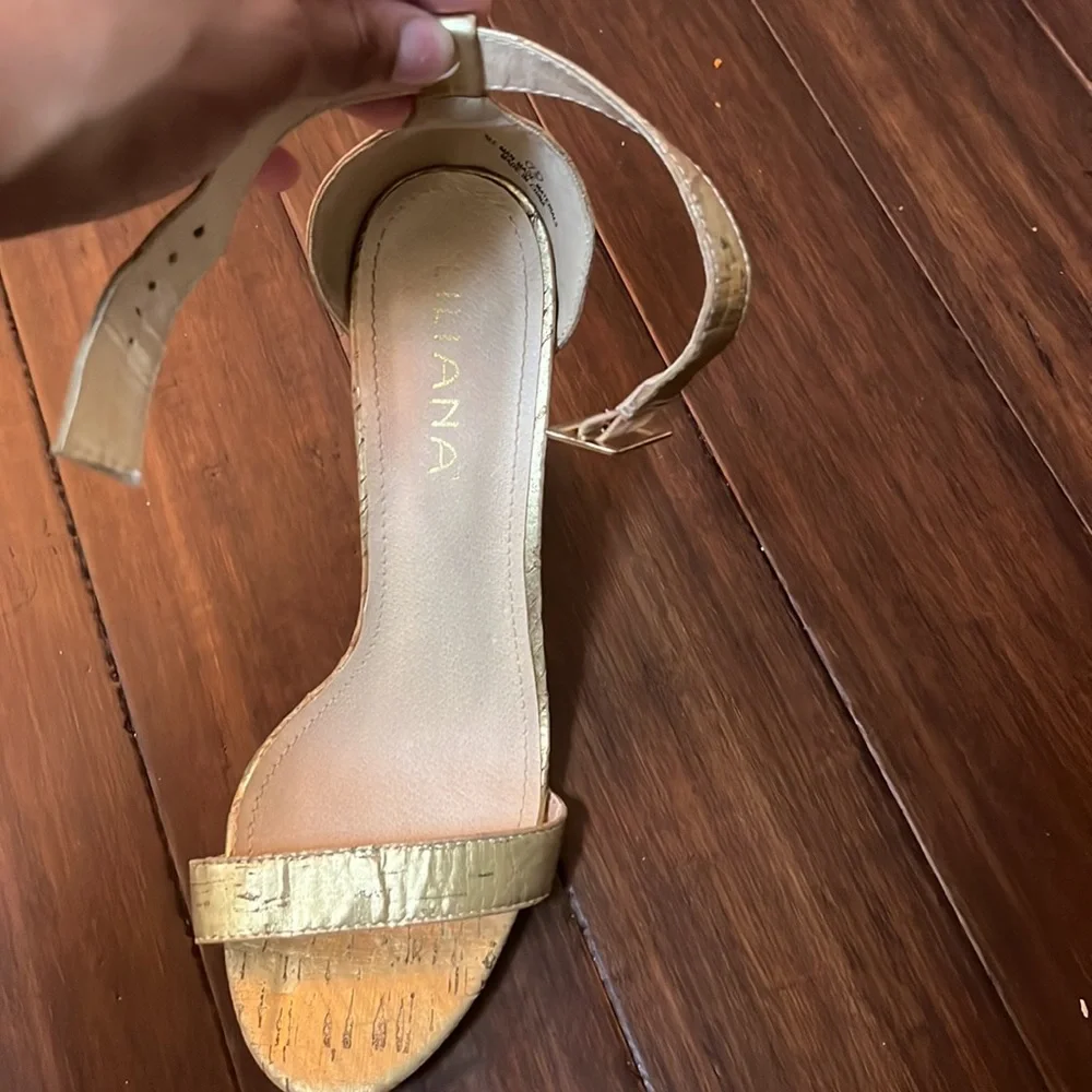 Gold heels - Picture 5 of 8